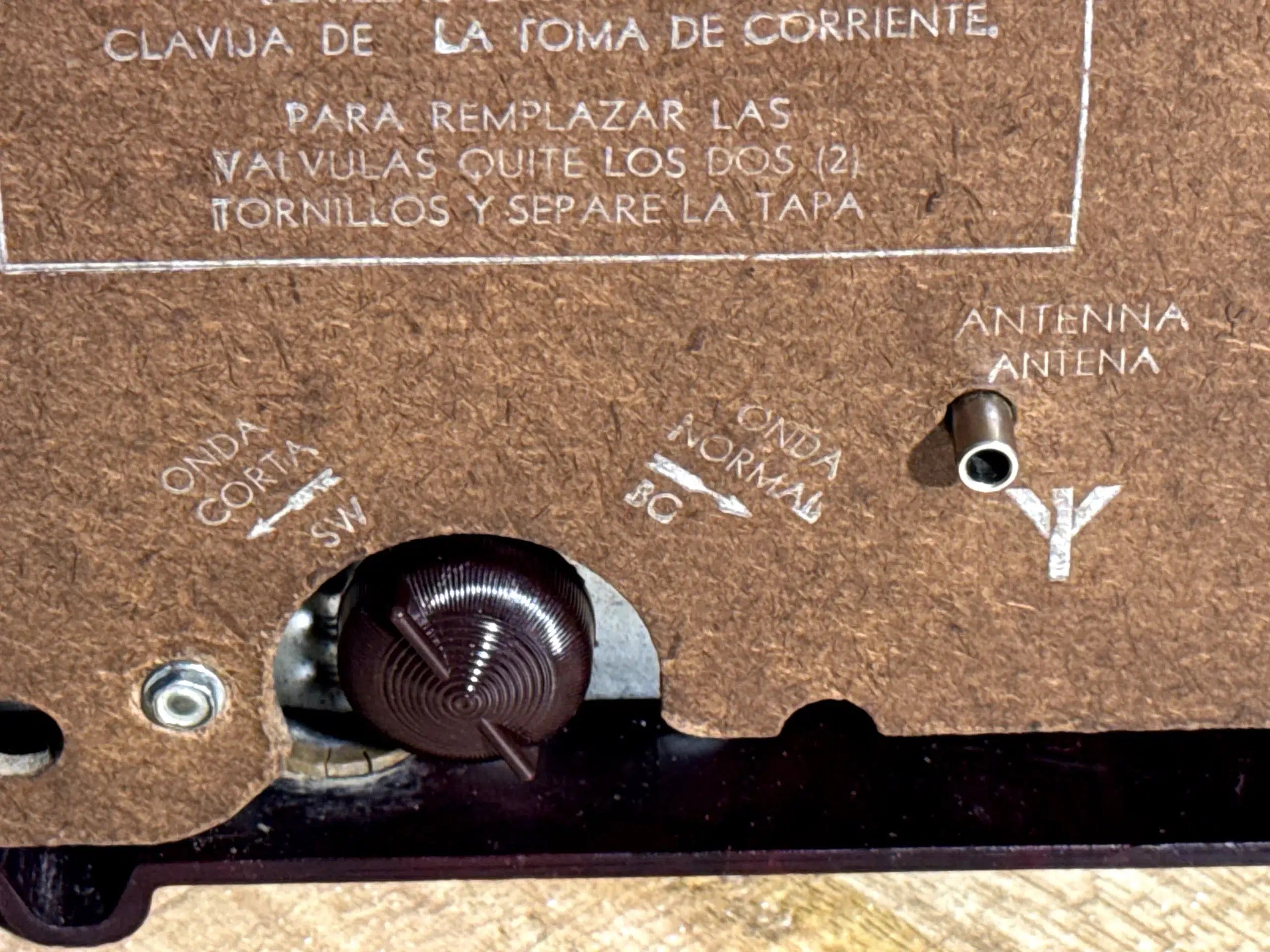 Radio Vintage General Electric Mid-Century en Baquelita Marmoleada Burdeos c. 1948–1952 USA