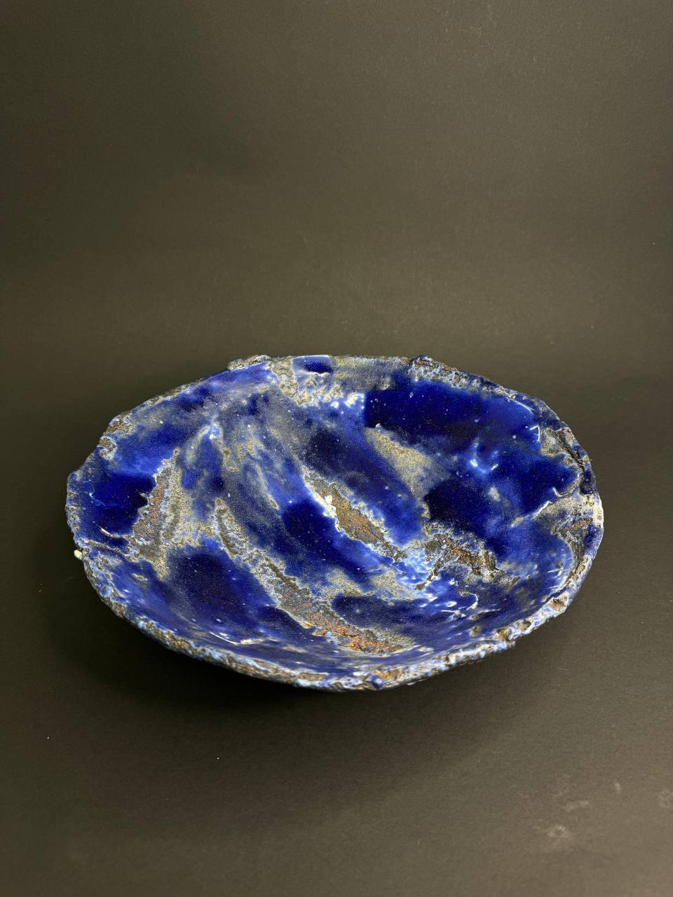 Plato Escultural de Esmalte Azul Profundo de Oleksandr Barabanov y Halyna Kanyuka. Ucrania