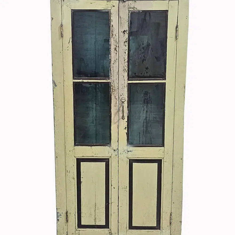 Vitrina Antigua de Madera con Pátina Amarilla Clara y Puertas de Cristal – Armario Vintage de Almacenaje y Decoración