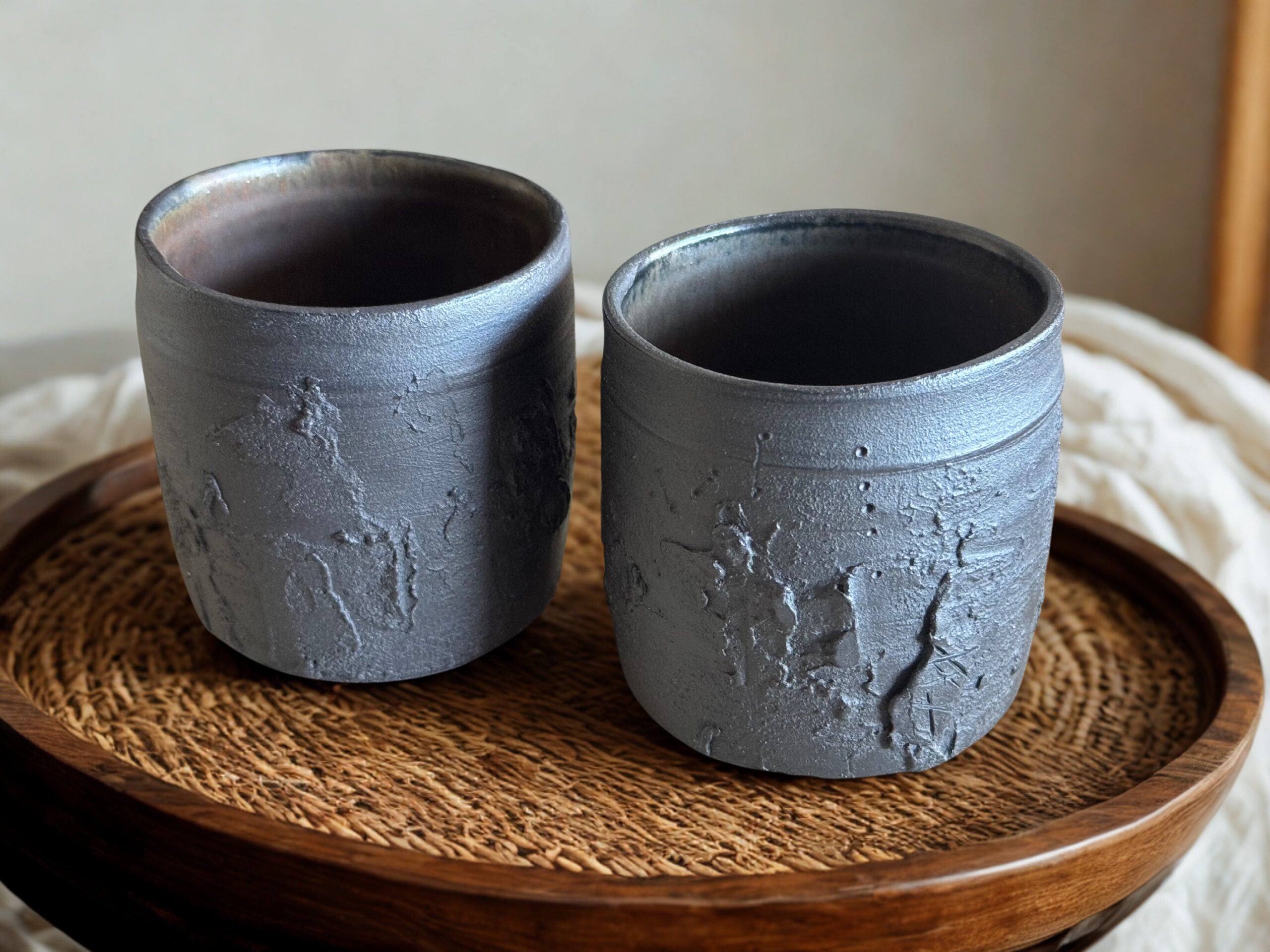 Set de chawan negros texturizados – Cerámica contemporánea de Radenko Adnadj