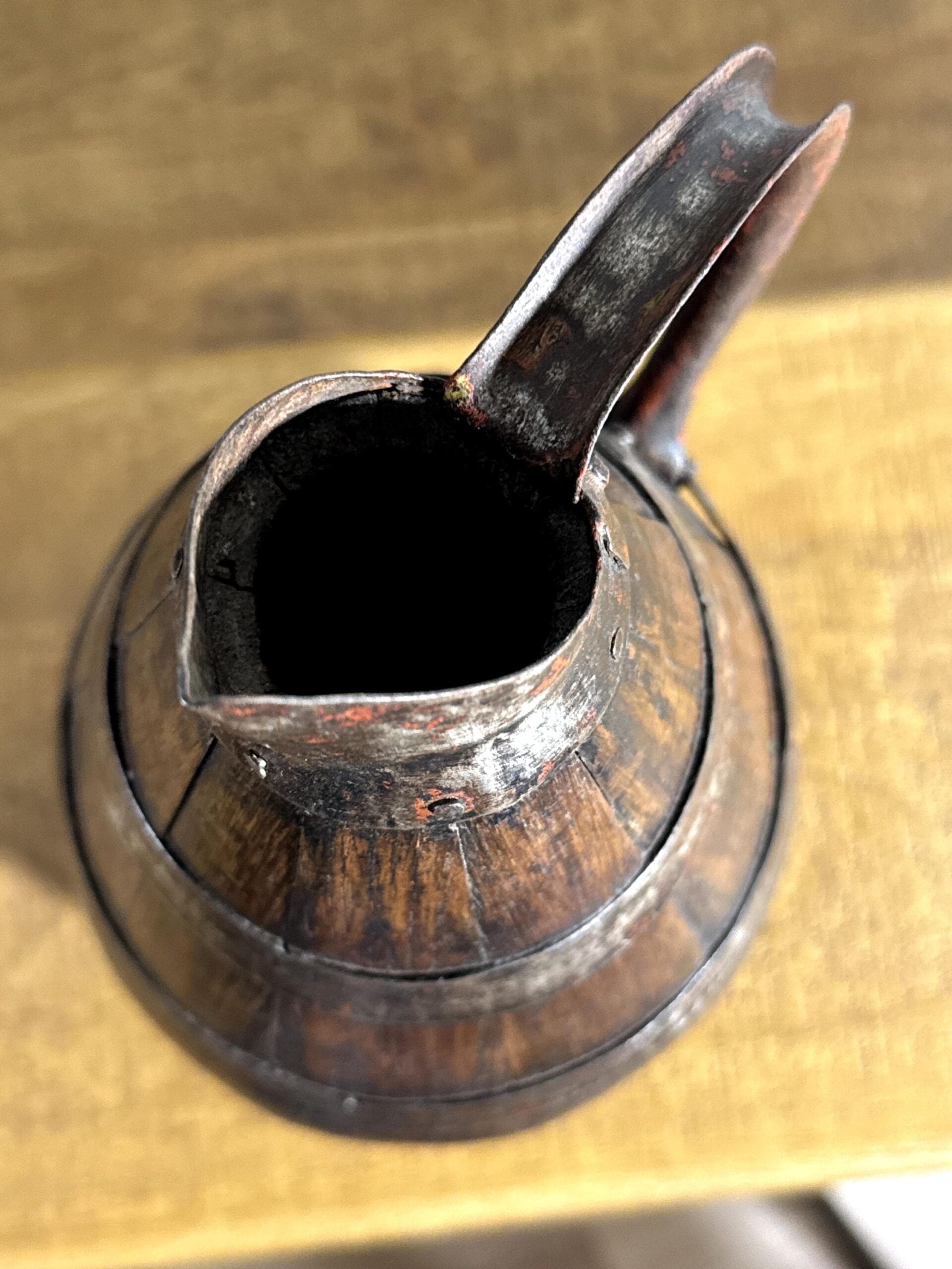 Jarra antigua francesa de sidra en madera y hierro – Normandía/Bretaña, finales del siglo XIX