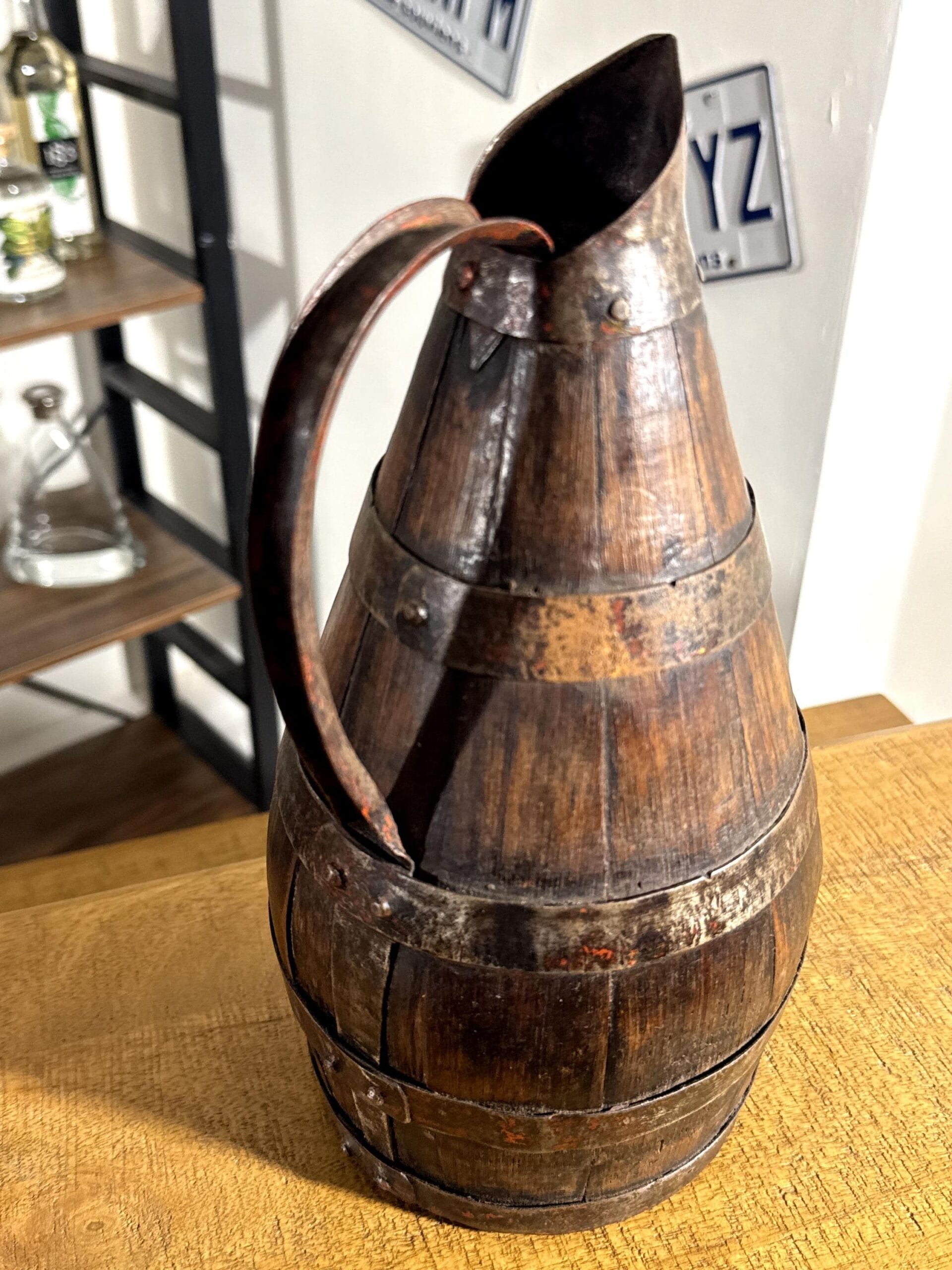 Jarra antigua francesa de sidra en madera y hierro – Normandía/Bretaña, finales del siglo XIX