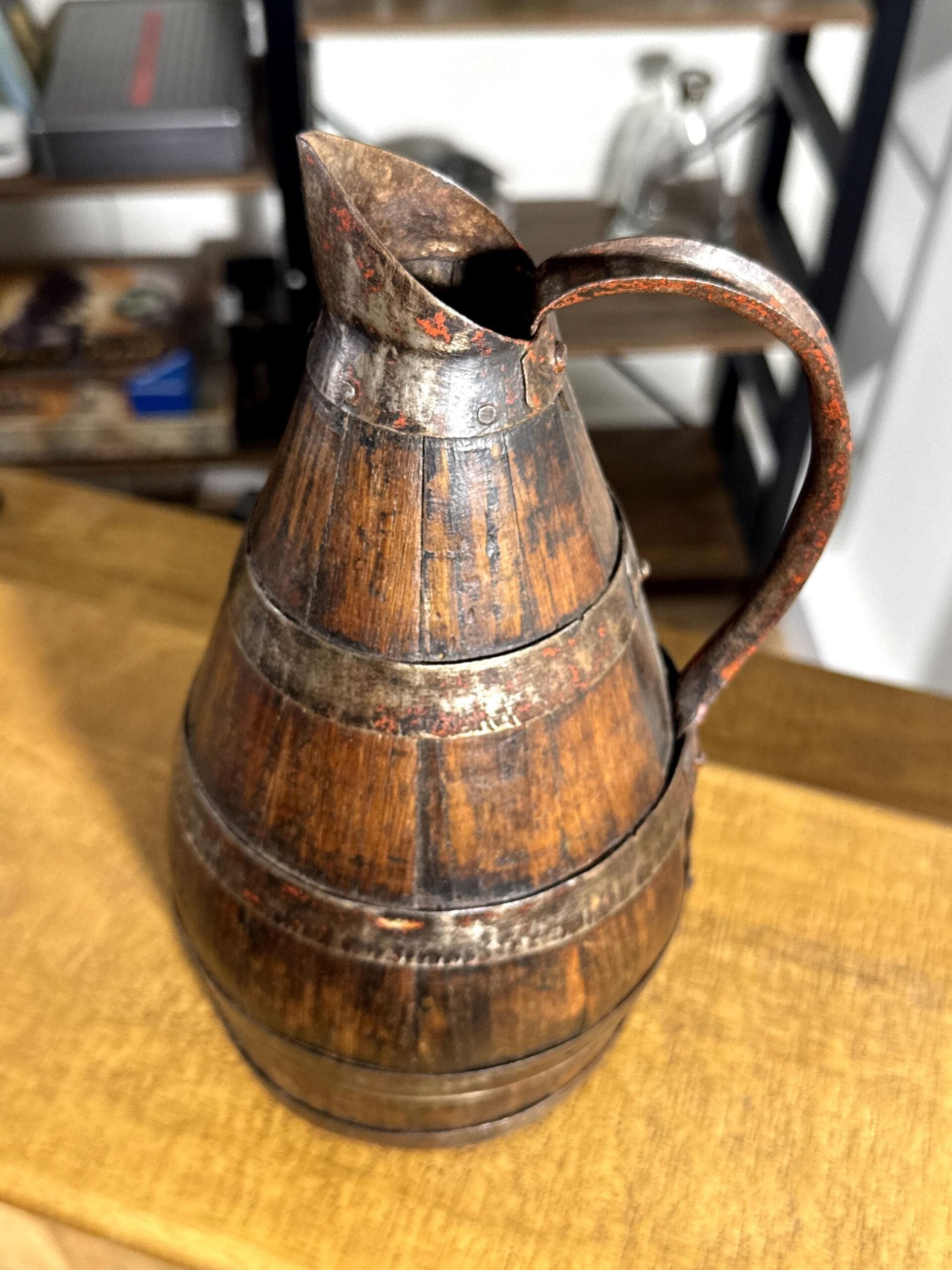 Jarra antigua francesa de sidra en madera y hierro – Normandía/Bretaña, finales del siglo XIX