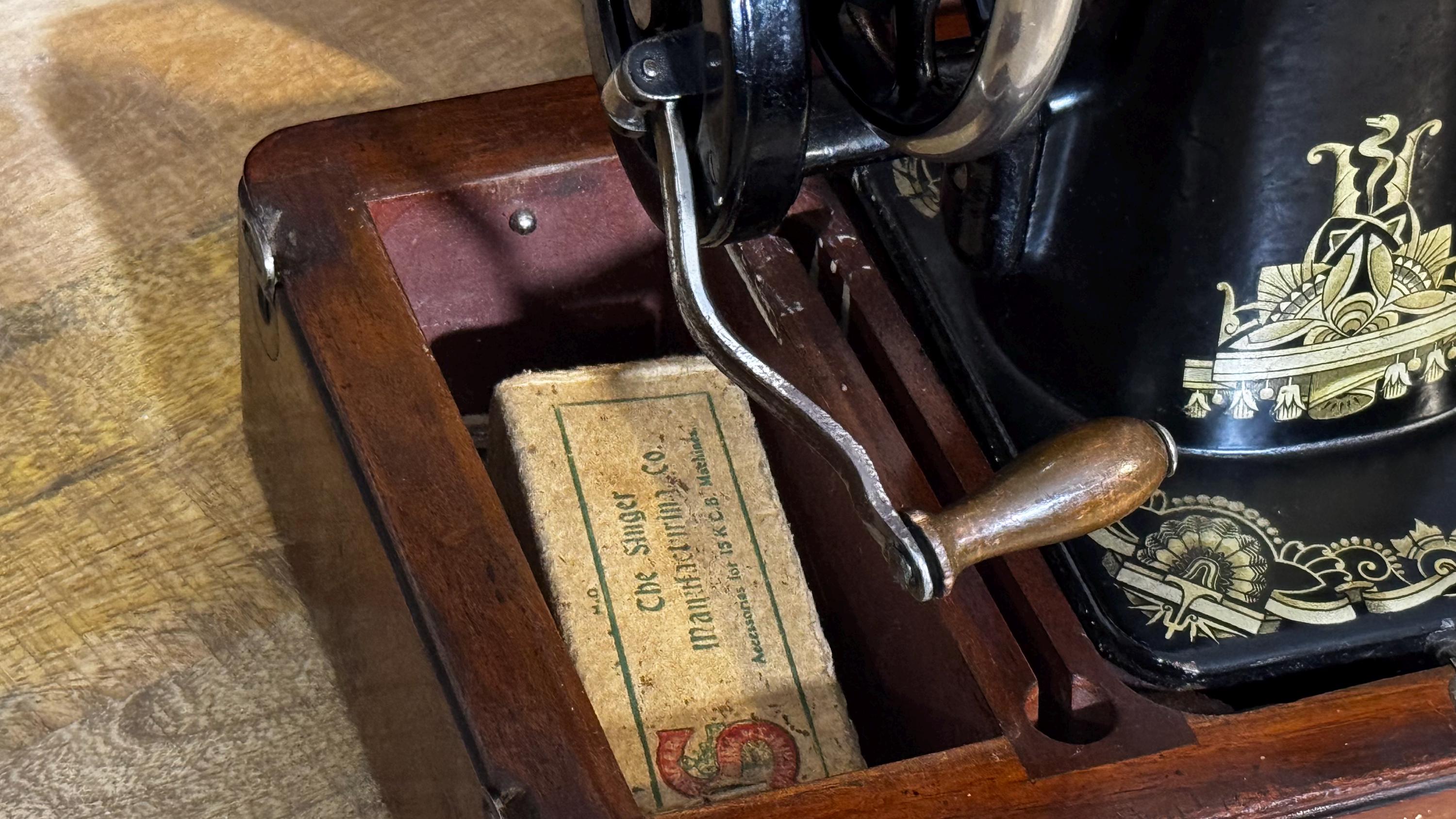 Máquina de Coser Antigua Singer 15K de 1920 | Sphinx Memphis | Estuche, Accesorios y Garantía Original de 1924