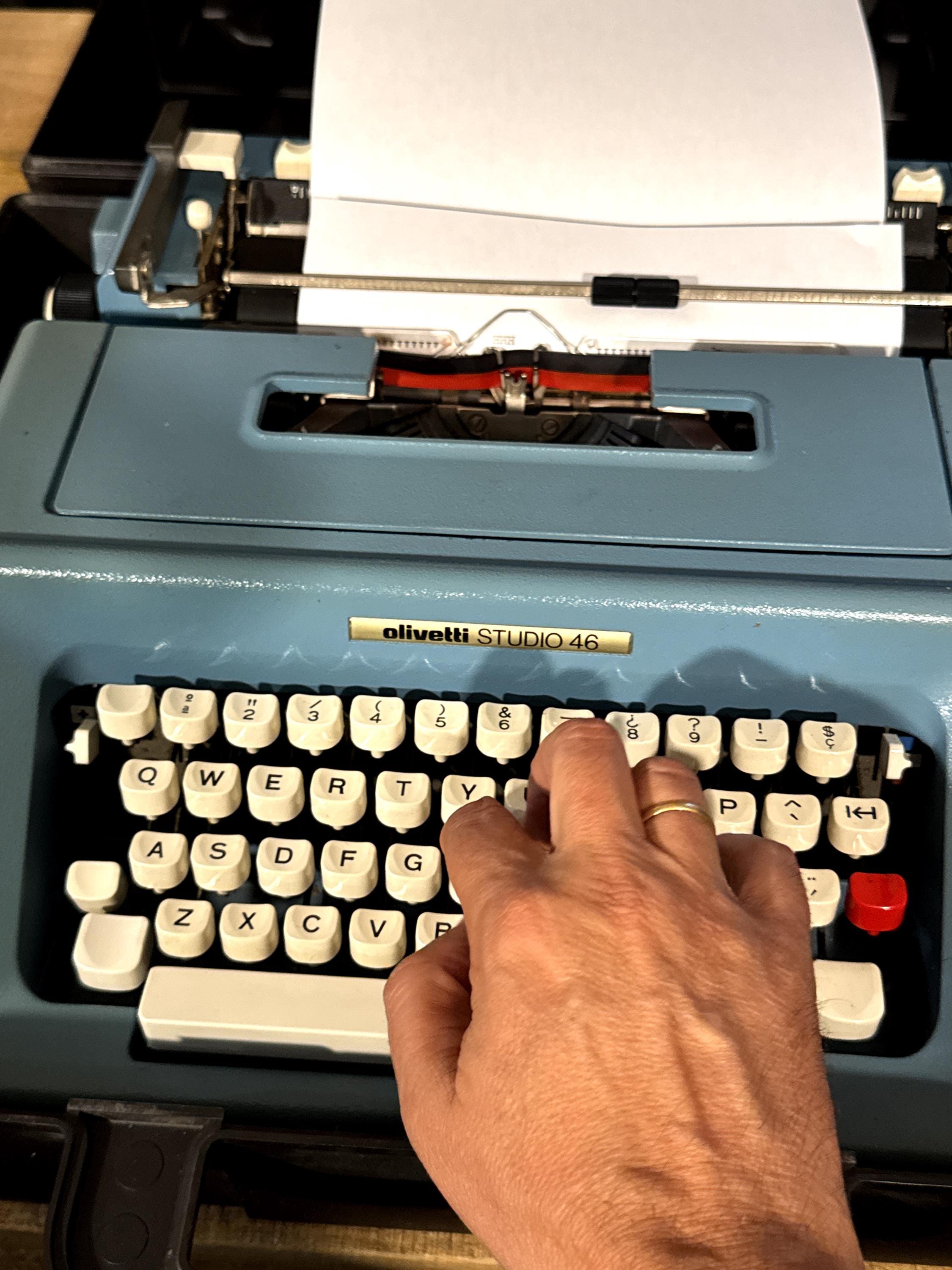 Máquina de Escribir Olivetti Studio 46 Azul. Funciona Perfectamente. Revisada y con Cinta Nueva | Maletín Original | Diseño Italiano Vintage