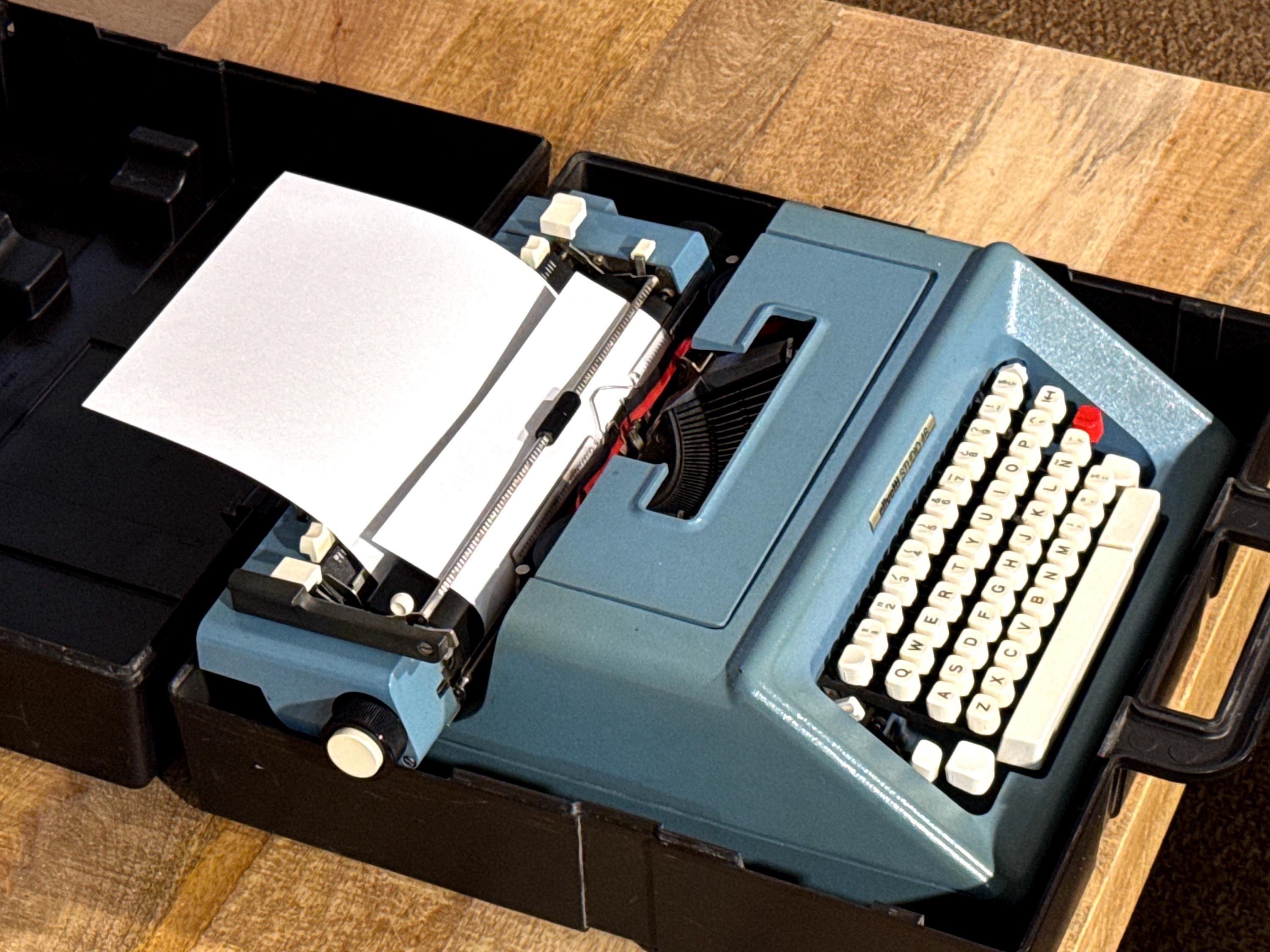 Máquina de Escribir Olivetti Studio 46 Azul. Funciona Perfectamente. Revisada y con Cinta Nueva | Maletín Original | Diseño Italiano Vintage