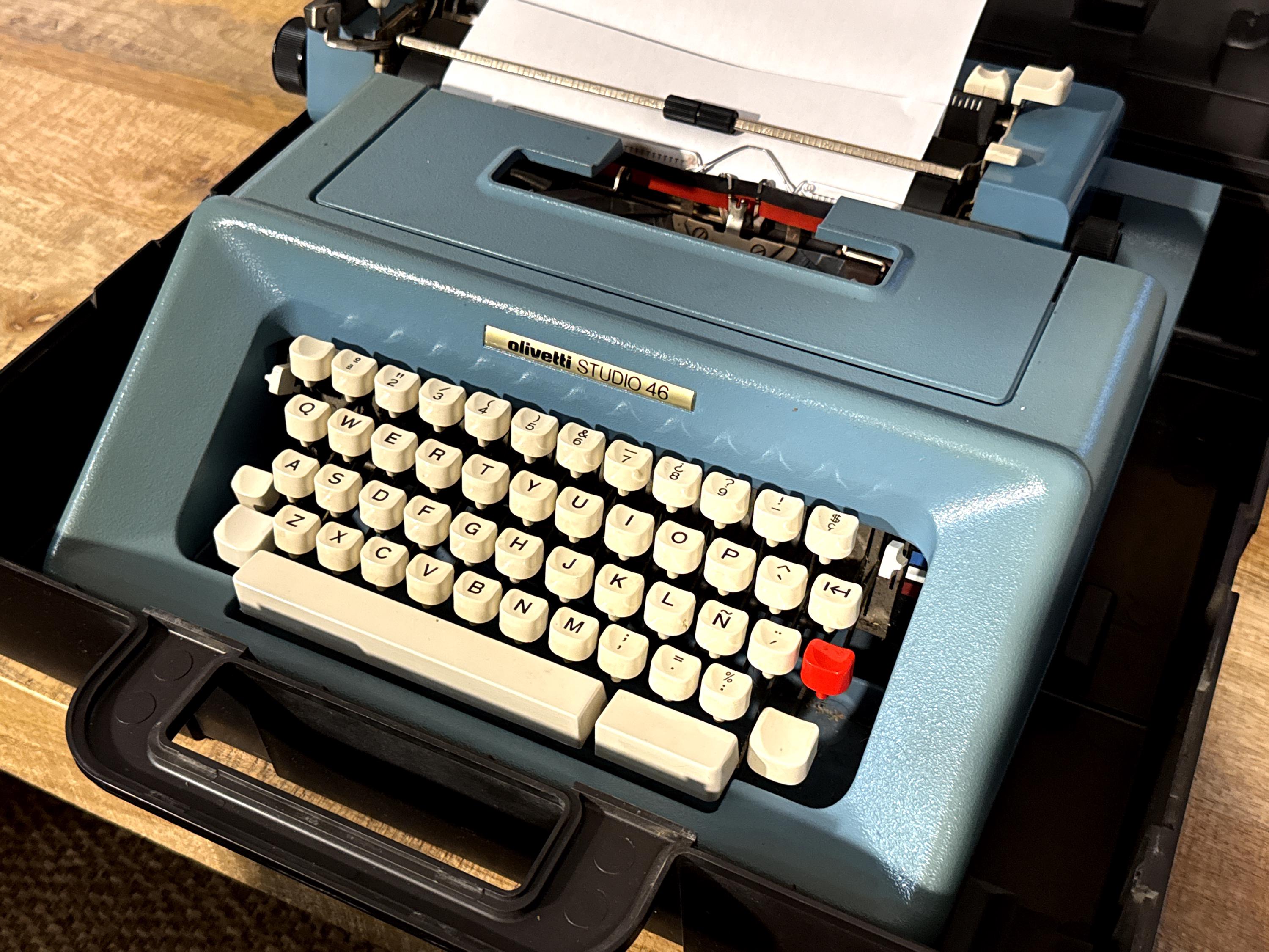 Máquina de Escribir Olivetti Studio 46 Azul. Funciona Perfectamente. Revisada y con Cinta Nueva | Maletín Original | Diseño Italiano Vintage