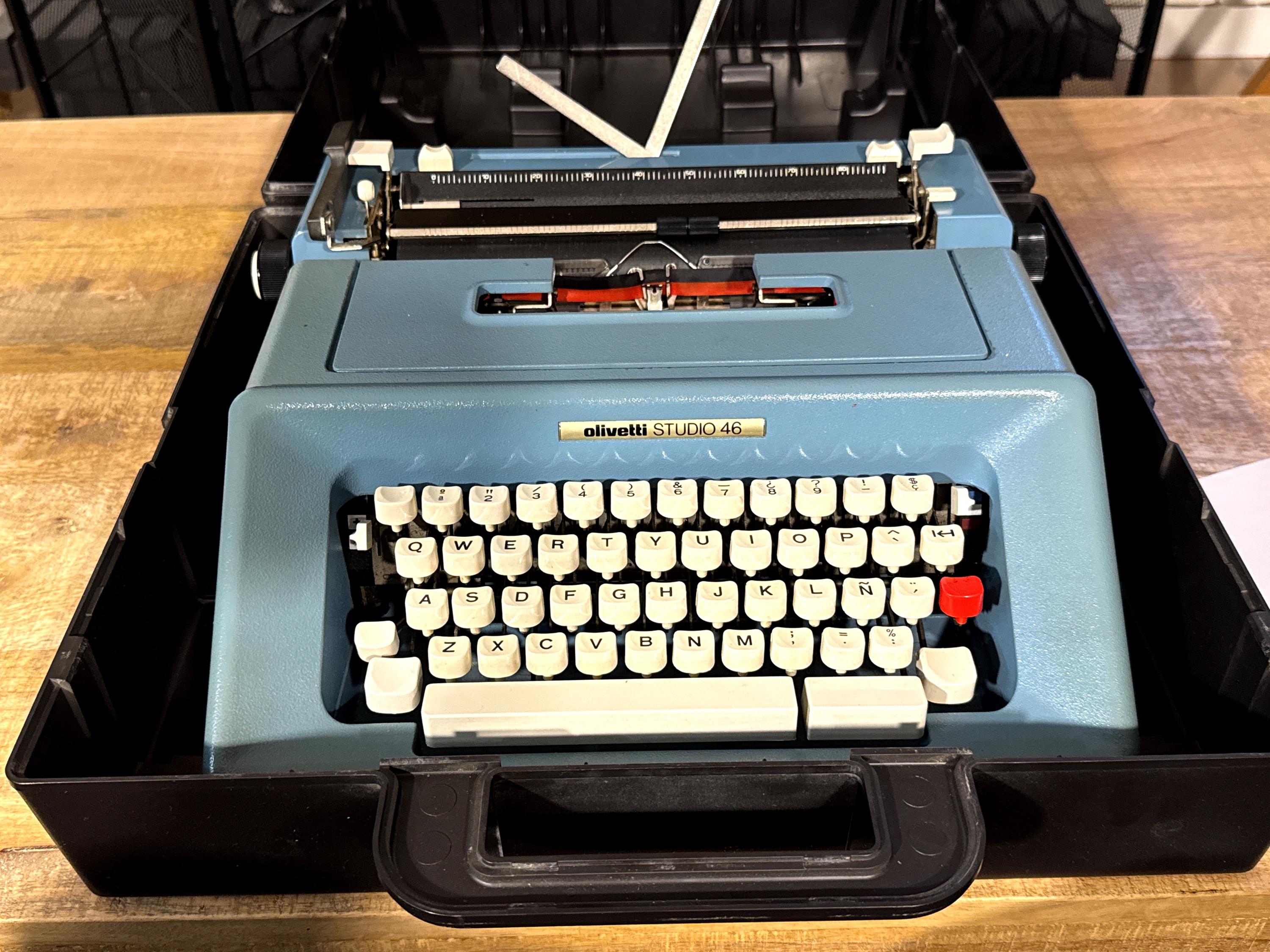 Máquina de Escribir Olivetti Studio 46 Azul. Funciona Perfectamente. Revisada y con Cinta Nueva | Maletín Original | Diseño Italiano Vintage