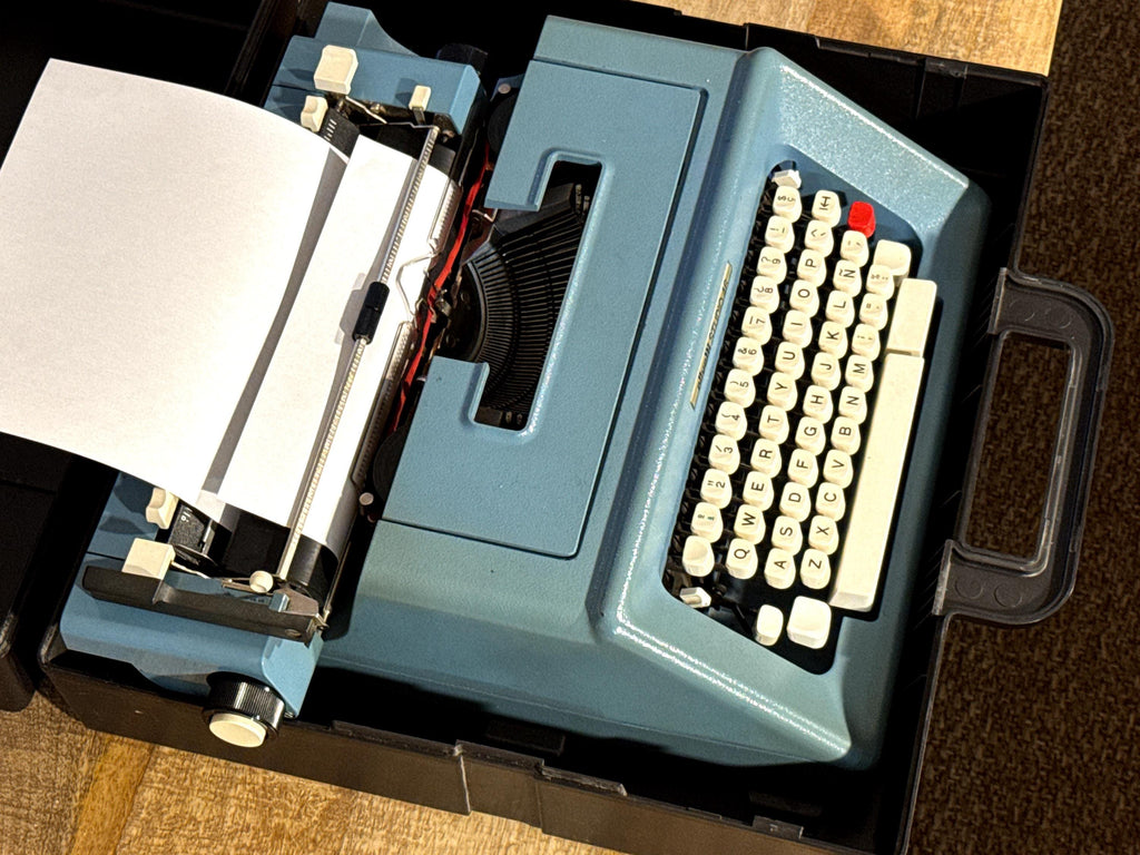 Máquina de Escribir Olivetti Studio 46 Azul. Funciona Perfectamente. Revisada y con Cinta Nueva | Maletín Original | Diseño Italiano Vintage