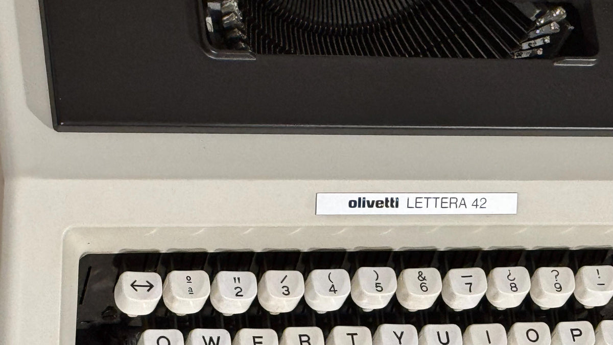 Máquina de escribir vintage Olivetti Lettera 42 con maletín original, años 7080, funcionando, decoración retro-vintage