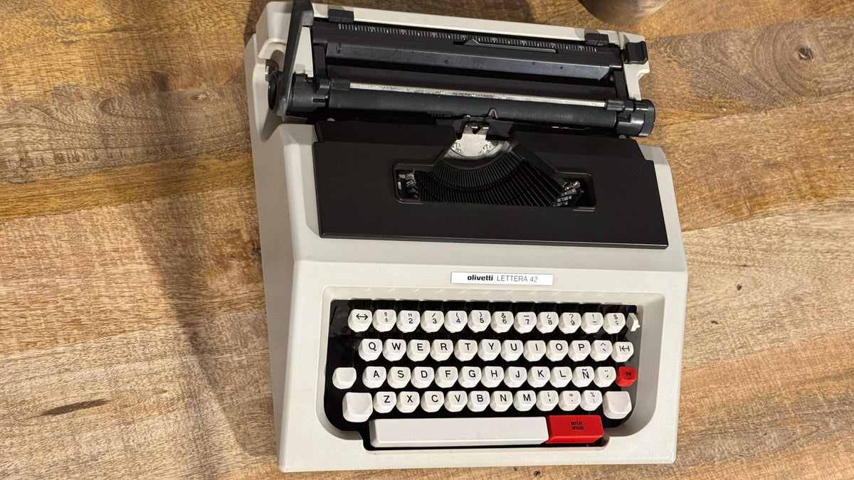 Máquina de escribir vintage Olivetti Lettera 42 con maletín original, años 7080, funcionando, decoración retro-vintage