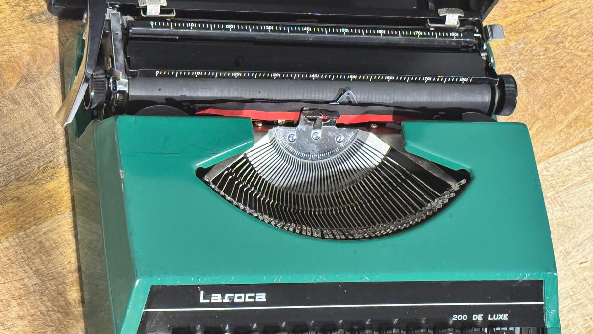 Máquina de escribir vintage Laroca 200 De Luxe verde con maletín, Japón años 7080, decoración retro-vintage