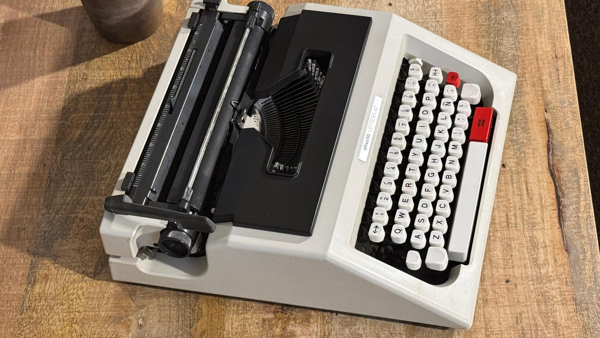 Máquina de escribir vintage Olivetti Lettera 42 con maletín original, años 7080, funcionando, decoración retro-vintage