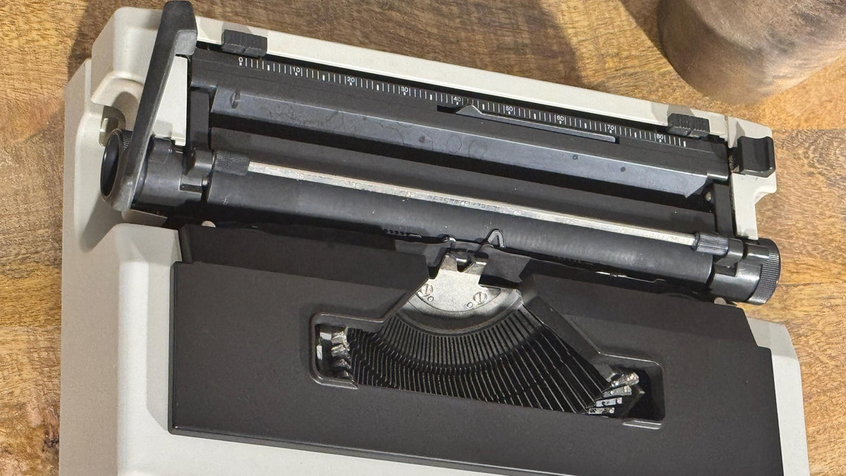 Máquina de escribir vintage Olivetti Lettera 42 con maletín original, años 7080, funcionando, decoración retro-vintage