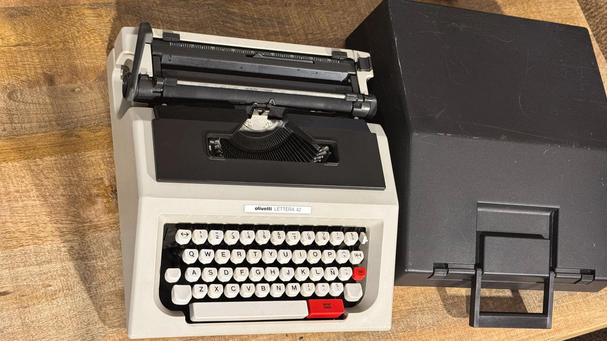 Máquina de escribir vintage Olivetti Lettera 42 con maletín original, años 7080, funcionando, decoración retro-vintage