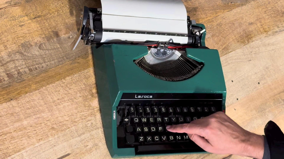 Máquina de escribir vintage Laroca 200 De Luxe verde con maletín, Japón años 7080, decoración retro-vintage