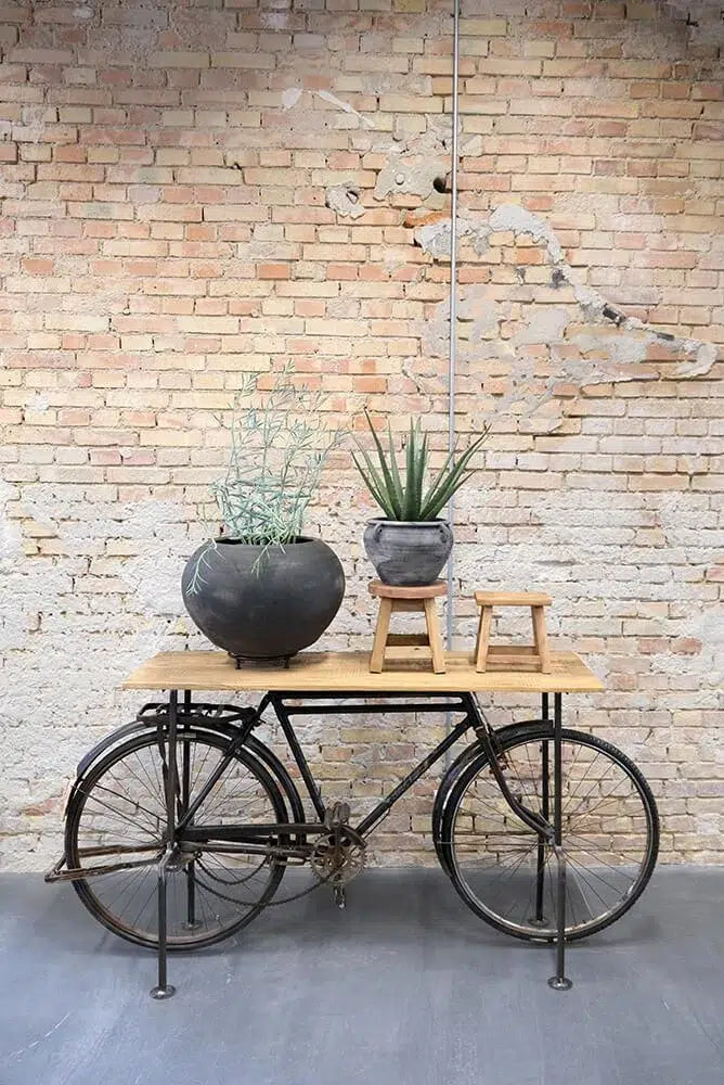 Consola de Bicicleta Antigua Reciclada con Encimera de Madera – Mesa Industrial Vintage Única para Decoración Loft