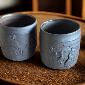 Set de chawan negros texturizados – Cerámica contemporánea de Radenko Adnadj