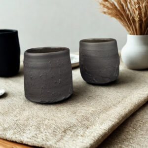 Set de chawan negros texturizados – Cerámica contemporánea de Radenko Adnadj