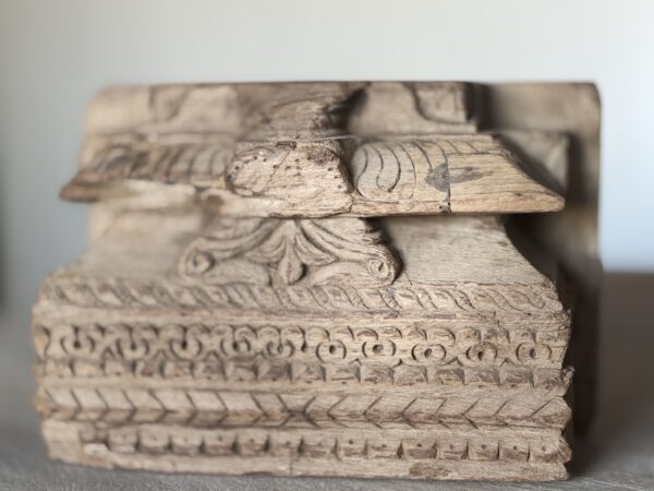 Portavelas de Madera de Teca Tallada – Artesanía India Tradicional - Imagen 4