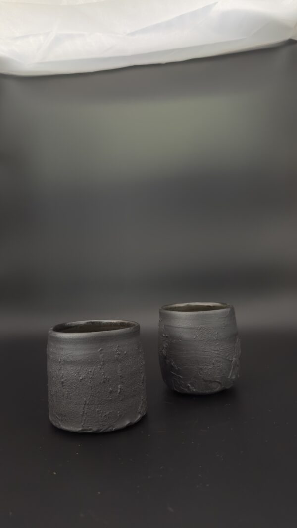 Set de chawan negros texturizados – Cerámica contemporánea de Radenko Adnadj - Imagen 3